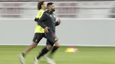 Penyerang Flamengo Gabriel Barbosa dan Willian Arao melakukan pemansan selama sesi latihan di Doha, Qatar (19/12/2019). Flamengo akan bertanding melawan Liverpool pada final Piala Dunia Antarklub 2019 di Khalifa International Stadium pada Minggu (22/12/2019) dini hari WIB. (AP Photo/Hassan Ammar)