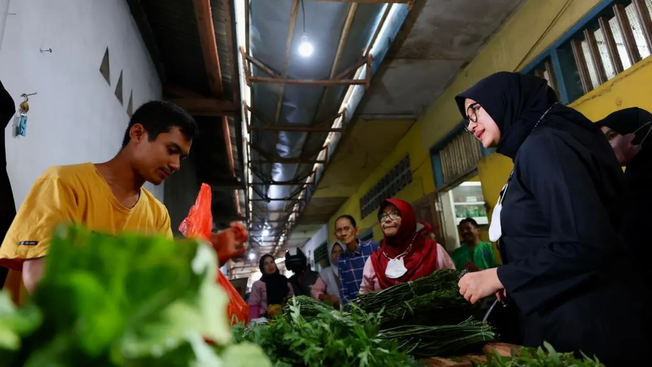 Bupati Banyuwangi Ipuk Fiestiandani berbelanja kebutuhan pokok di pasar Karangrejo Banyuwangi di hari belanja bersama (Istimewa)