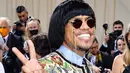 <p>Memakai wig berpotongan mangkok, Anderson Paak ramai disebut mirip pesulap Indonesia, Pak Tarno. (Twitter/XXL).</p>