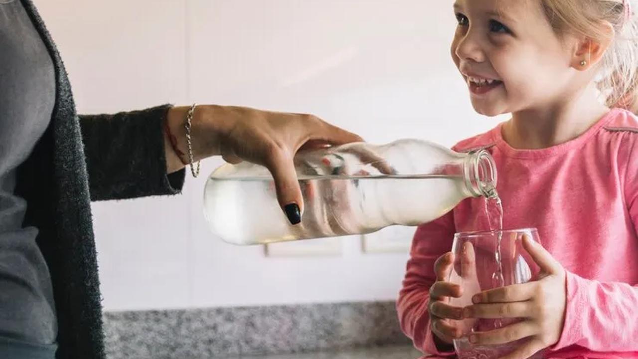 Jika anak tidak suka air putih, Anda dapat mencoba membuat infused water dengan merendam buah-buahan dalam air. Ini tidak hanya memberikan rasa, tetapi juga menambahkan nutrisi.
