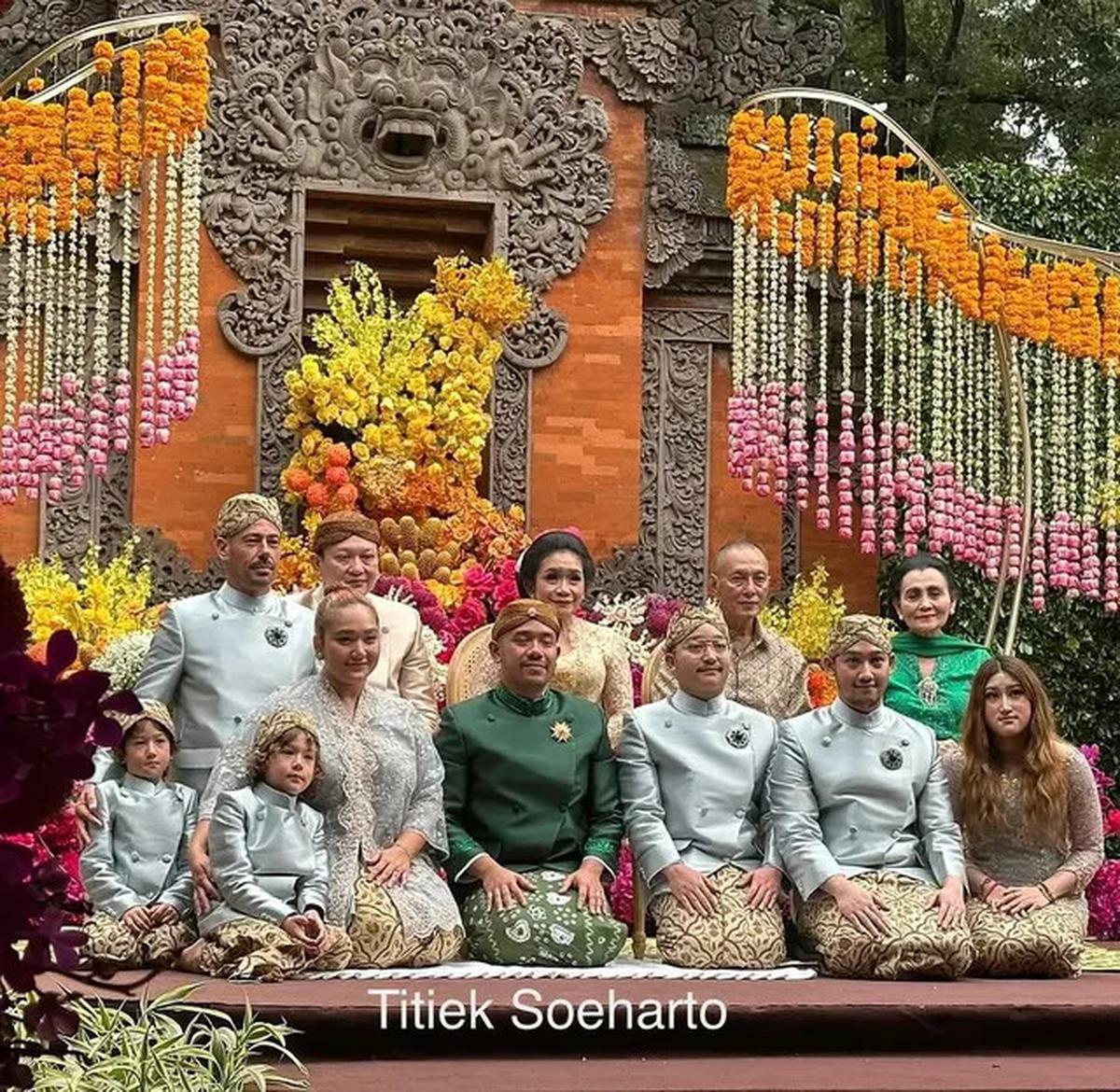 Potret Titiek Soeharto Hadiri Pernikahan Putra Ari Sigit, Kental Adat Jawa
