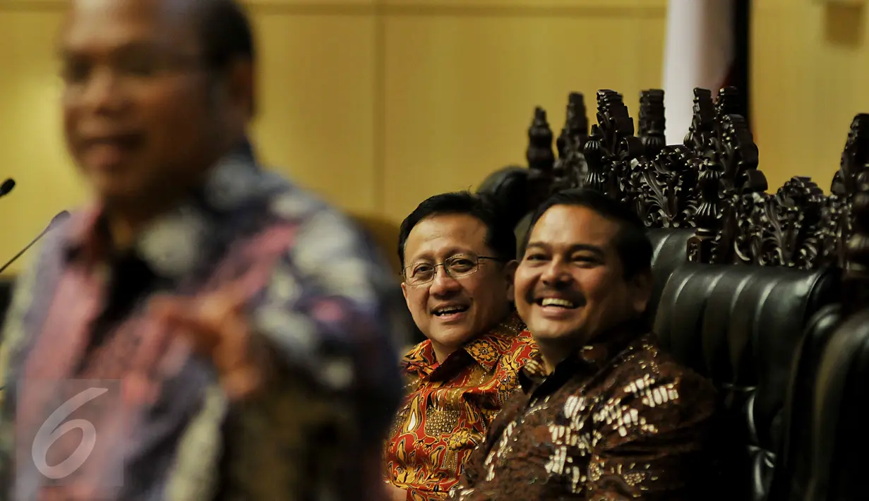 Ketua DPD RI Irman Gusman (tengah) bersama Ketua Komite II DPD Parlindungan Purba (kanan) menjadi pembicara di Jakarta, (24/2). DPD menilai pengesahan UU Tabungan Perumahan Rakyat (Tapera) masih meninggalkan sejumlah masalah. (Liputan6.com/JohanTallo)