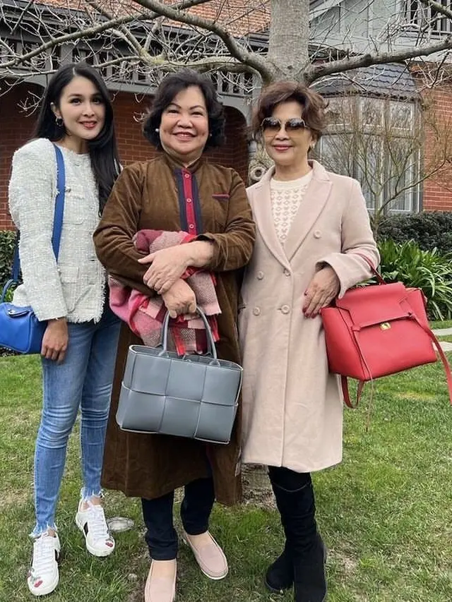 6 Potret Irma Moeis Mertua Sandra Dewi, Penampilannya Tak Kalah dari Menantu