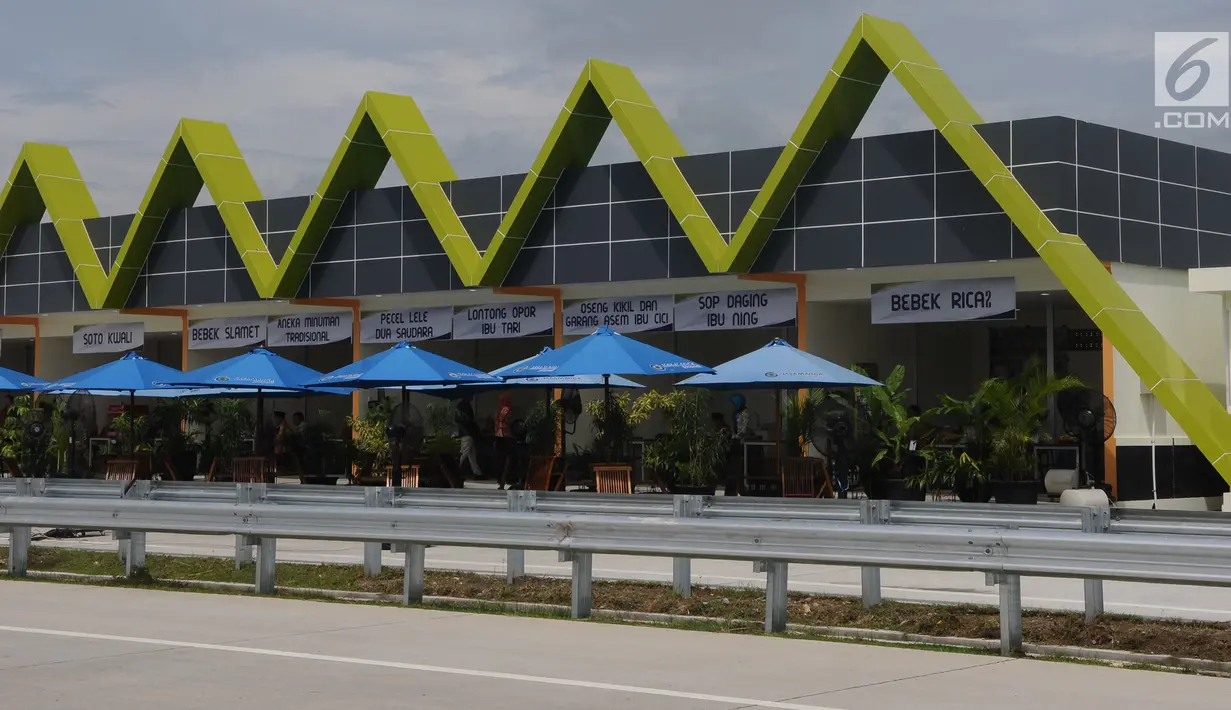 Suasana Rest Area 538 tol Sragen-Ngawi di kilometer 538 jalan tol Solo-Ngawi, Jawa Tengah, Rabu (28/11). Tampak beberapa makanan khas daerah setempat atau makanan tradisional yang disajikan. (Liputan6.com/Angga Yuniar)