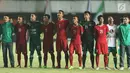 Pemain Timnas Indonesia U-19 bernyanyi bersama suporter usai laga uji coba melawan PSS Sleman di Stadion Maguwohardjo, Sleman, Sabtu (12/8). Laga ini persiapan Timnas sebelum Piala AFF U-18. (Liputan6.com/Helmi Fithriansyah)