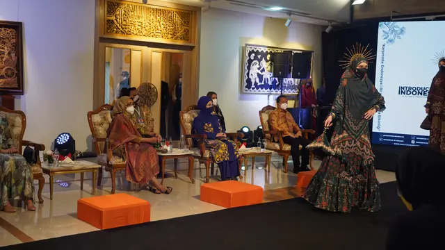 Ibu Negara Turki, Emine Erdogan, menyaksikan diplomasi fashion Indonesia di Ankara.