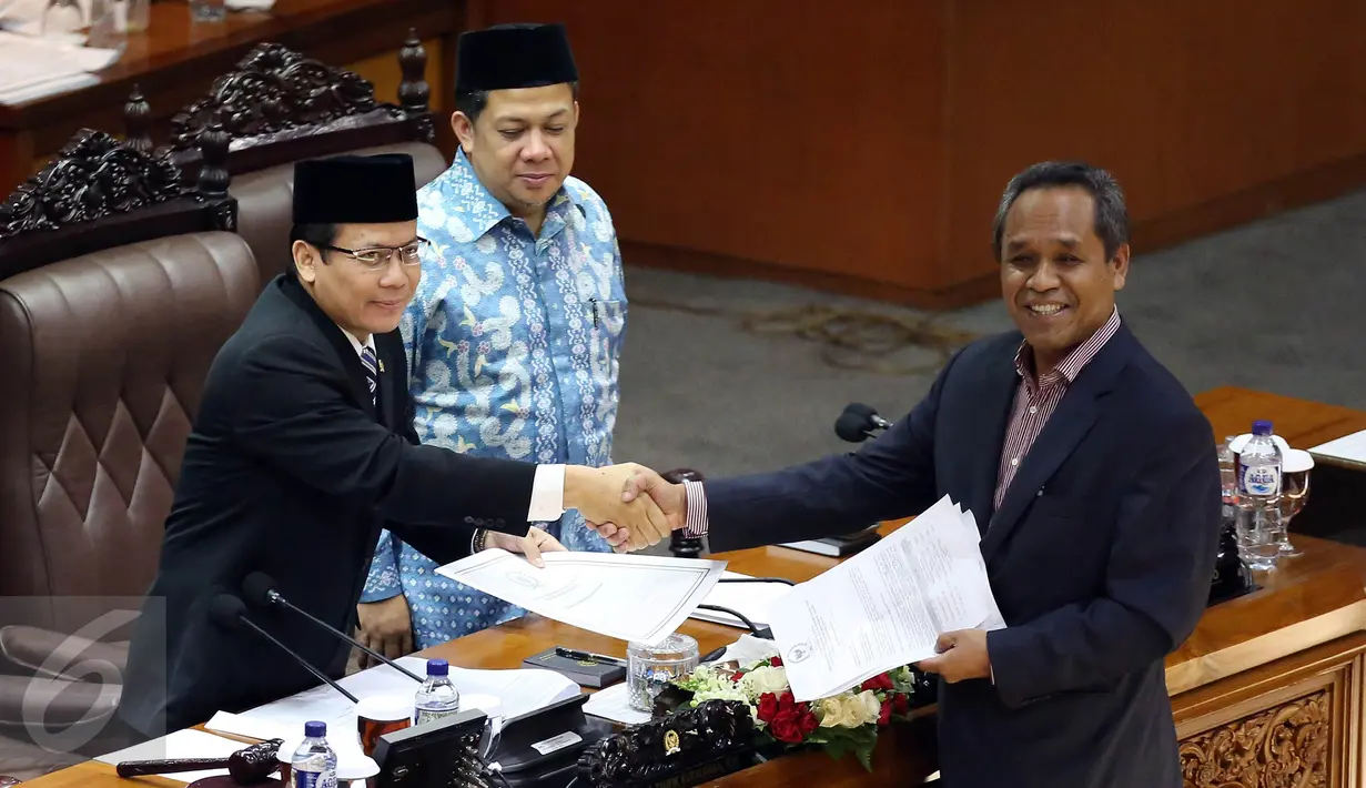 Wakil Ketua Komisi III Benny K Harman (kanan) memberikan laporan Komisi III tentang pengesahan keputusan terkait tiga calon hakim agung kepada Ketua Sidang Paripurna, Taufik Kurniawan di Kompleks Parlemen, Jakarta, Selasa (6/9). (Liputan6.com/Johan Tallo)