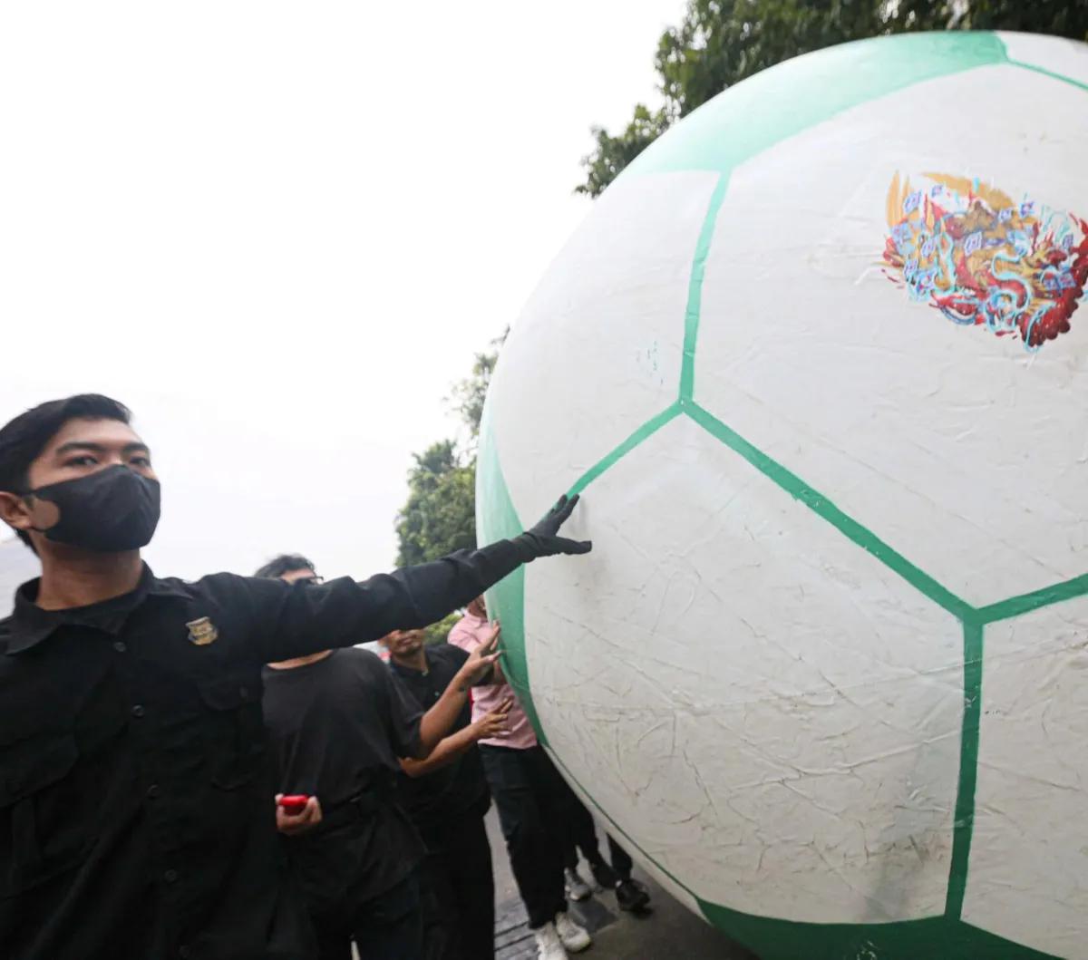 Keramaian acara Trophy Experience Piala Dunia U-17 2023 saat masyarakat antusias mengglindingkan bola raksasa dari Sarinah menuju Bundaran HI selama Car Free Day pada Minggu (15/10/2023).<br>
