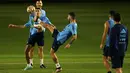 Para pemain Argentina mengikuti sesi latihan timnas jelang partai Final Piala Dunia 2022 melawan Prancis di Doha, Qatar, Kamis (15/12/2022). Baik Argentina maupun Prancis sama-sama membidik gelar ketiga di Piala Dunia.(Paul ELLIS / AFP)