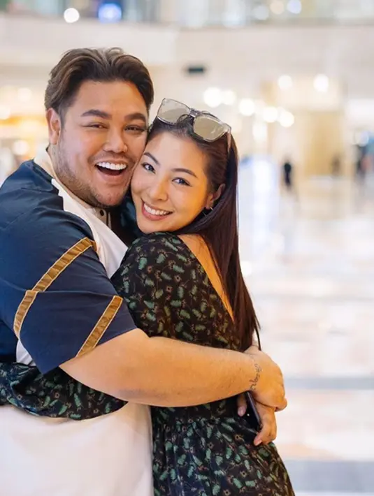 Perancang busana kondang, Ivan Gunawan berpose sambil berpelukan dengan kekasih barunya bernama Faye Malisorn. Ivan mengatakan, cewek Thailand tersebut sudah pernah dia pertemukan dengan orangtuanya. (Instagram/@ivan_gunawan)