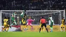 Pemain Nigeria Joe Aribo menyundul bola saat melawan Ghana pada pertandingan sepak bola leg kedua kualifikasi Piala Dunia 2022 di Abuja, Nigeria, 29 Maret 2022. Pertandingan berakhir imbang 1-1. (AP Photo/Sunday Alamba)