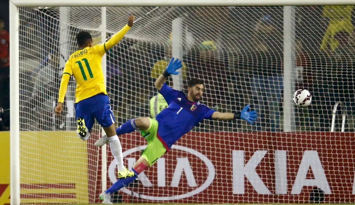 Kiper Venezuela, Alain Baroja gagal menghalau pemain Brasil, Roberto Firmino saat pertandingan Copa Amerika 2015 di Stadion Monumental David Arellano, Santiago, Chili, (22/6/2015). Brasil menang tipis 2-1 atas Venezuela. (REUTERS/Ricardo Moraes)