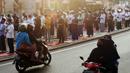 Sepeda motor melintas saat umat muslim melaksanakan salat Idul Adha 1442 H di Masjid Masjid Jami Al-Mubarok, Tangerang, Banten, Selasa (20/7/2021). Sebagian masjid melakukan pelaksanaan salat Idul Adha 1442 H, namun dengan protokol kesehatan yang ketat. (Liputan6.com/Angga Yuniar)
