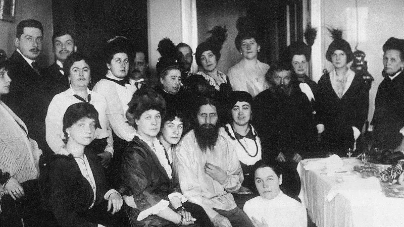 Grigori Rasputin (depan duduk berjanggut) (Wikimedia Commons)