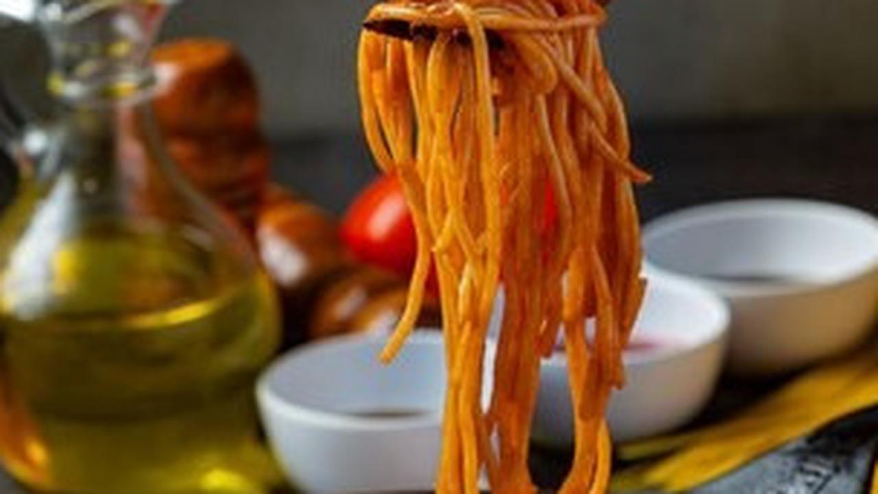 Jadi, saat menyantap spageti, coba nikmati pasta seutuhnya—tanpa mematahkannya—sebagai bentuk penghormatan terhadap warisan kuliner yang telah diwariskan selama berabad-abad. Selamat menikmati!