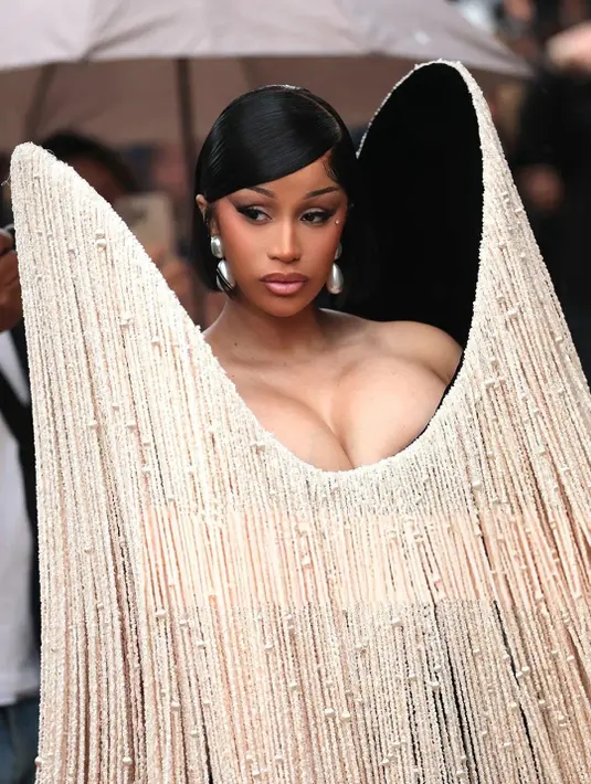 Penampilan ini bukan kali pertama Cardi B menghadirkan fashion statement kuat di runway haute couture. Namun kali ini, ia benar-benar mengaburkan batas antara seni pertunjukan dan mode tinggi. [@cardifansbr].