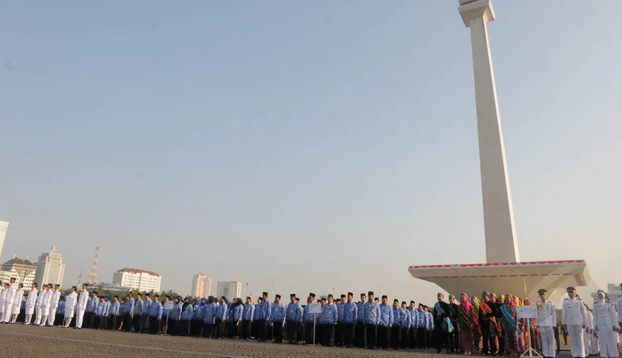 Ribuan PNS, jajaran TNI dan Polri ikut menghadiri upacara peringatan hari kemerdekaan RI yang dimulai pukul 07.30 WIB ini, Jakarta, Minggu (17/8/14). (Liputan6.com/Herman Zakharia)