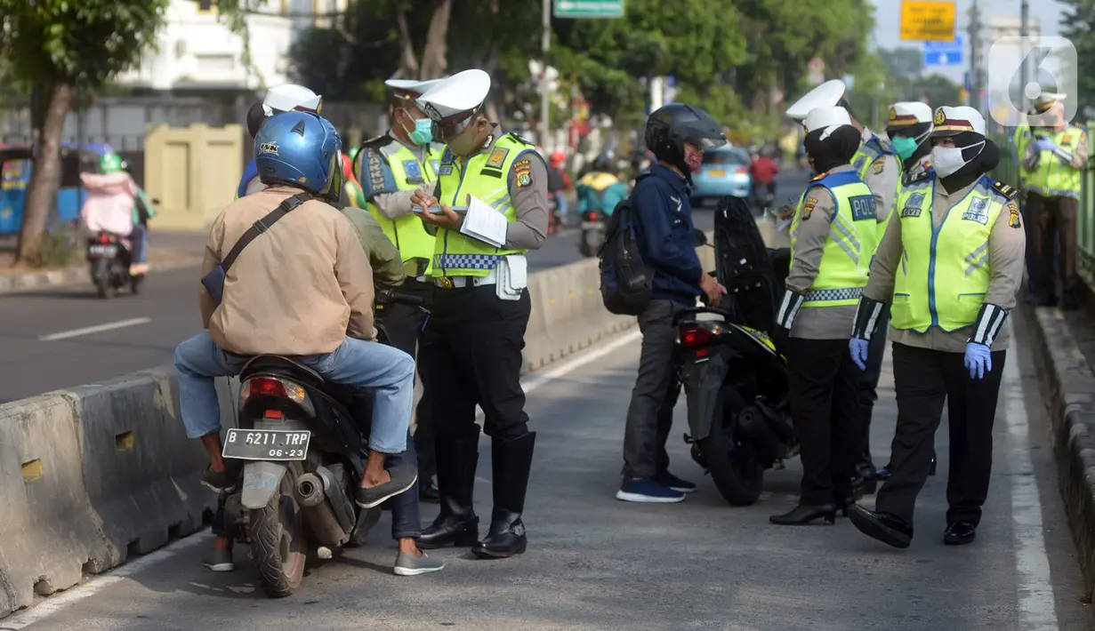 Polisi menindak pengendara sepeda motor yang melanggar aturan lalu lintas di Jalan Pasar Rumput, Manggarai, Jakarta, Selasa (21/7/2020). Polisi akan menggelar Operasi Patuh Jaya 2020 pada 23 Juli sampai 5 Agustus 2020 di seluruh Polda se-Indonesia. (merdeka.com/Imam Buhori)