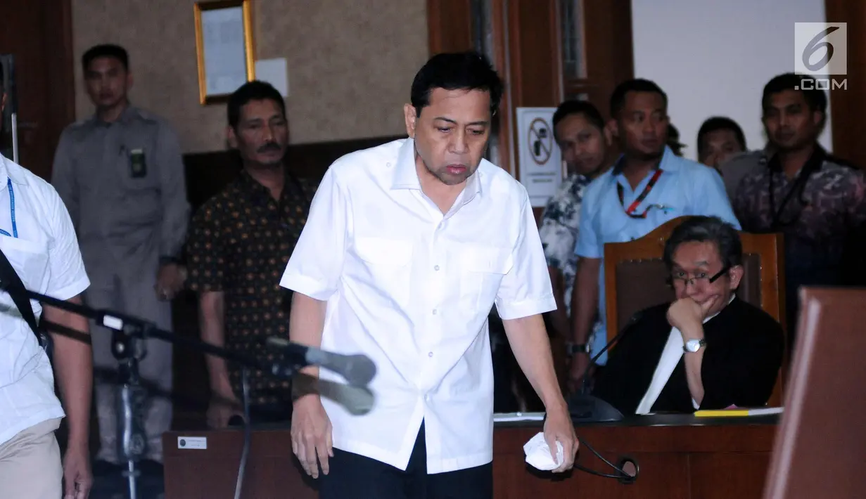 Terdakwa korupsi proyek E-KTP Setya Novanto saat akan mengikuti lanjutan sidang perdana di Pengadilan Tipikor, Jakarta, Rabu (13/12). Setya Novanto dinyatakan sehat, sebelumnya dilakukan pemeriksaan oleh tim dokter. (Liputan6.com/Helmi Fithriansyah)