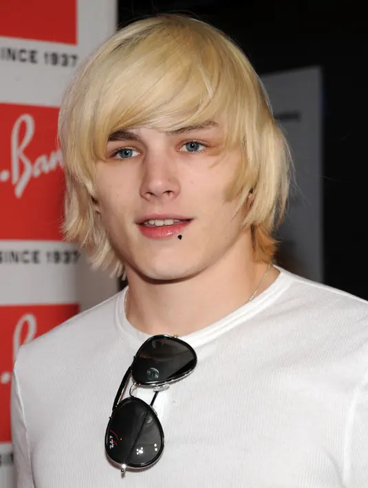 Luke Worrall yang merupakan model dan DJ diduga selingkuh dengan Elle Schneider, seorang waria yang tengah menunggu untuk operasi kelamin, saat masih menjadi tunangan dari Kelly Osbourne. (Bryan Bedder/Getty Images/AFP)