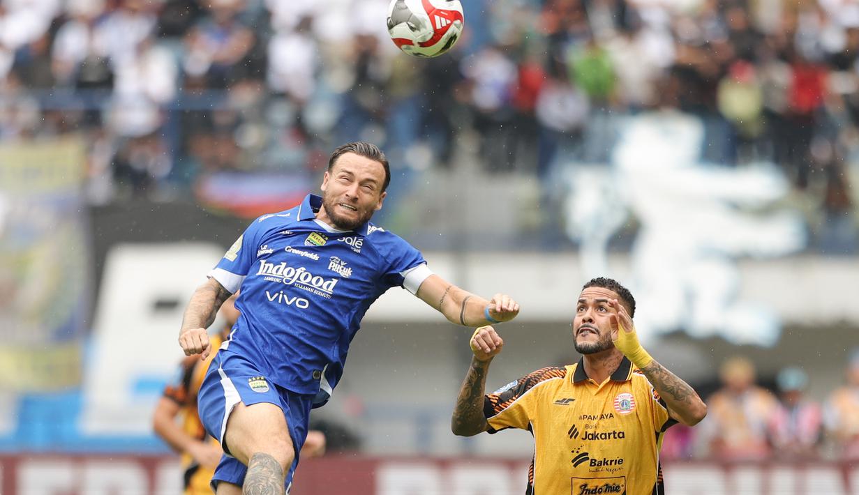 Persija terus mencoba meningkatkan intensitas serangan. Tampak dalam foto, gelandang Persib, Marc Anthony Klok (kiri) berebut bola atas dengan pemain Persib saat pertandingan pekan ke-17 BRI Super League 2025/2026 di Stadion Gelora Bandung Lautan Api (GBLA), Bandung, Jawa Barat, Minggu 11 Januari 2026. (Bola.com/Abdul Aziz)