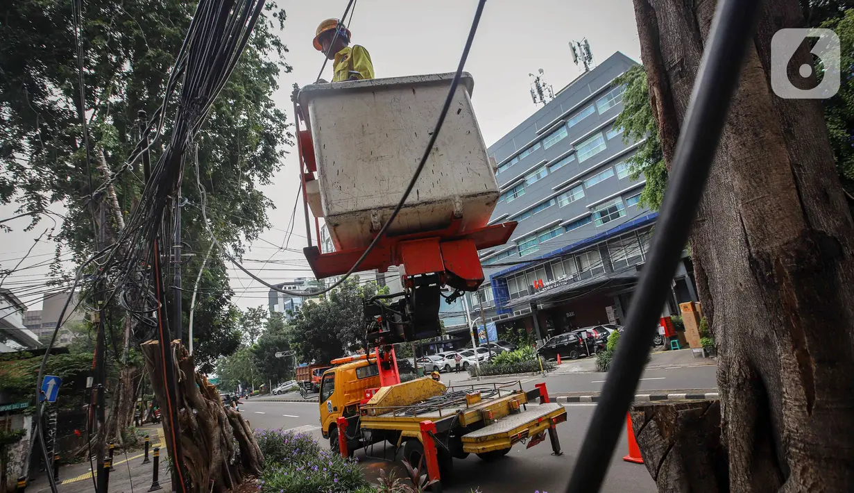 Petugas Satgas Bina Marga Jakarta Pusat melakukan penataan jaringan utilitas di kawasan Wahid Hasyim, Jakarta, Selasa (15/3/2022). Penataan kabel utilitas yang semrawut diharapkan meningkatkan kualitas pedesterian DKI Jakarta sehingga pejalan kaki merasa aman dan nyaman. (Liputan6.com/Faizal Fanani)