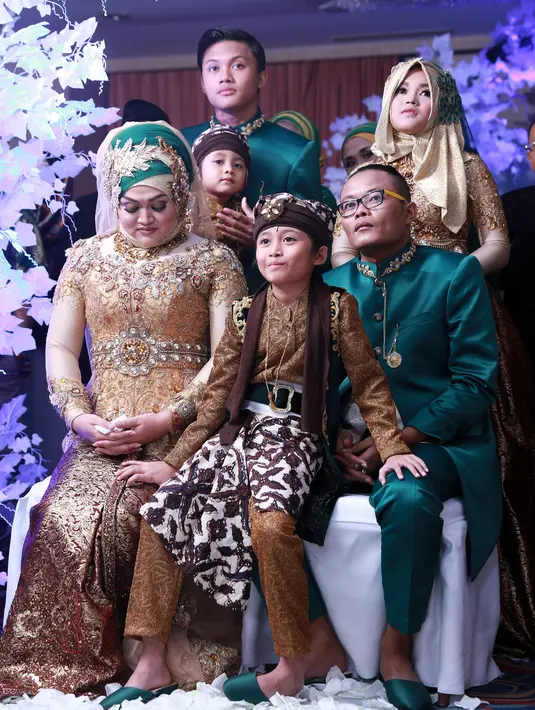 Acara khitanan dari putra komedian Sule ini memakai adat Sunda. Menunjukkan kecintaan Sule akan kesenian. (Wimbarsana/Bintang.com)