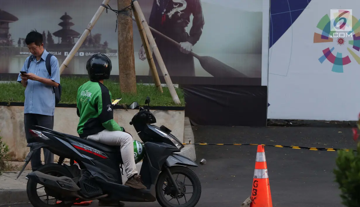 Pengemudi ojek online menunggu penumpang di Senayan, Jakarta, Selasa (19/3). Permenhub No.12 tahun 2019 mengatur empat hal yakni, keselamatan, kemitraan, suspensi mitra driver dan biaya jasa atau tarif ojek online. (Liputan6.com/Helmi Fithriansyah)