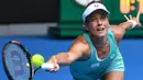 Petenis asal Ceko, Barbora Strycova memukul bola saat melawan Serena Williams pada putaran keempat Austalia Open, Melbourne, Australia (23/1). (AFP/William West)