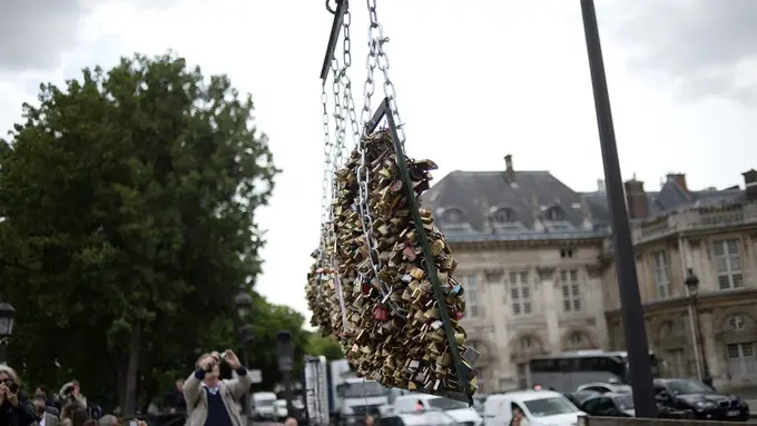 Berakhirnya Tradisi Gembok Cinta di Paris