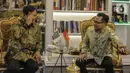 Ketua Umum PKB Muhaimin Iskandar (kanan) berbincang dengan Ketua Umum Gerindra Prabowo Subianto di DPP PKB, Jakarta, Senin (14/10/2019). Kedatangan Prabowo ke DPP PKB dalam rangka silaturahmi dengan Muhaimin. (Liputan6.com/Faizal Fanani)