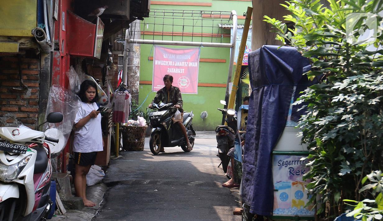 FOTO: Pemberlakuan Mikro Lockdown di Kelurahan Sumur Batu ...