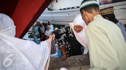 Ribuan umat Muslim bersiap melaksanakan Shalat Idul Adha di Pelabuhan Sunda Kelapa, Jakarta, Kamis (24/9/2015). Nuansa khas pelabuhan menjadi keunikan tersendiri saat Shalat Ied di tempat ini. (Liputan6.com/Faizal Fanani)