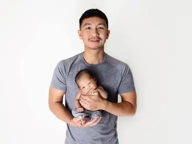 Di momen newborn photoshot beberapa waktu lalu. Indra tampak begitu lembut menggendong baby Izz. (instagram.com/nikitawillyofficial94)