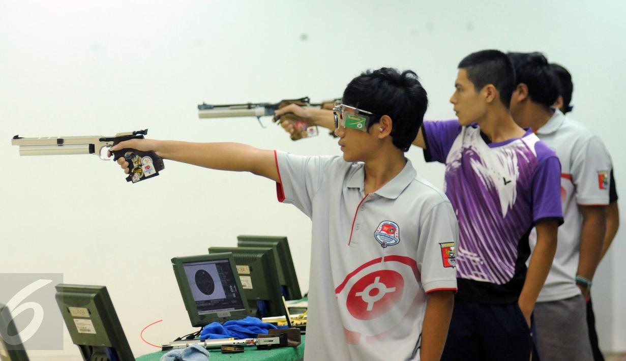 Petembak Junior Indonesia, I Kadek Rico V (kiri) saat berlaga di Final 10m Air Pistol Men Junior Kejuaraan Menembak ASEAN di Jakarta, Rabu (25/11/2015). Kadek meraih emas dengan 196.7 poin. (Liputan6.com/Helmi Fithriansyah)