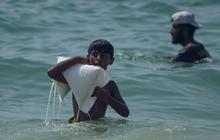 FOTO: Di Tengah Krisis, Warga Gaza Berebut Bantuan yang Tercebur ke Laut Mediterania