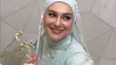 Pamer senyuman manis, kebahagiaan terpancar jelas di wajah Irish Bella. Mata dan bibirnya on point sehingga membuatnya makin cantik. Tak hanya fokus dengan pesona Irish Bella, netizen juga fokus dengan kebaya yang dikenakan Irish Bella, yang di mana warnanya sama dengan kebaya yang dikenakannya ketika menikah dengan Ammar Zoni pada tahun 2019 silam. (Liputan6.com/IG/@rarachintya.mua)
