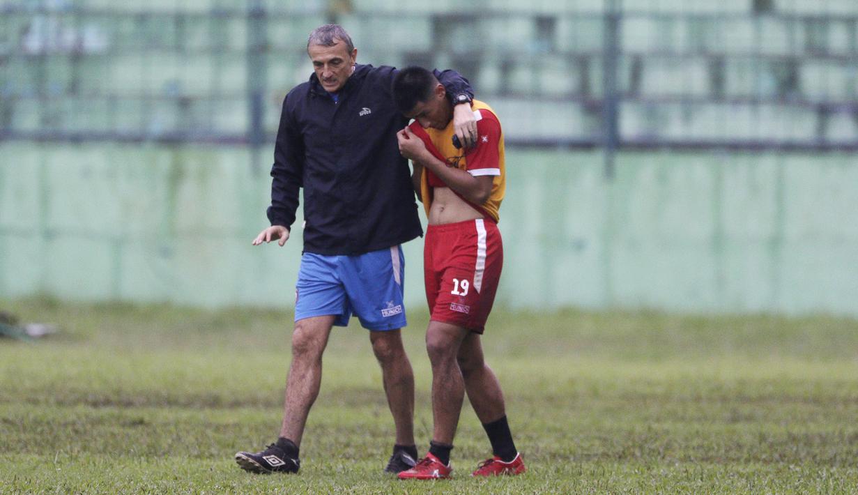 Pelatih Arema FC, Milomir Seslija, berbincang dengan Hanif Sjahbandi saat sesi latihan di Stadion Gajayana, Malang, Kamis (11/4). Latihan ini merupakan persiapan jelang laga final menghadapi Persebaya Surabaya. (Bola.com/Yoppy Renato)