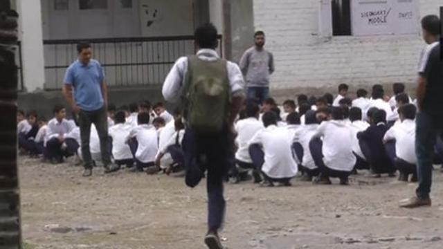 Ingin Jadi Dokter, Pelajar Ini Jalan 2Km dengan Satu Kaki ke Sekolah