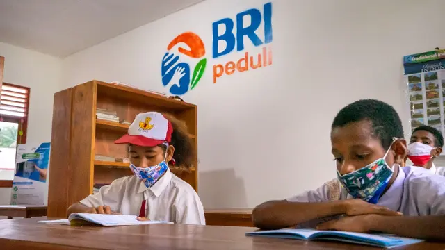 Murid SD Negeri Mosso, Muara Tami, Jayapura belajar dengan tenang setelah sekolahnya direnovasi melalui Program CSR BRI Peduli #IniSekolahku.