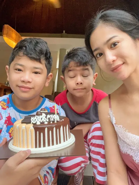 Momen-momen spesial seperti ulang tahun anak pun senantiasa dirayakan. Demikian juga menjadi salah satu cara Bunga untuk membangun hubungan dekat dengan anaknya. (Instagram/bungazainal05).