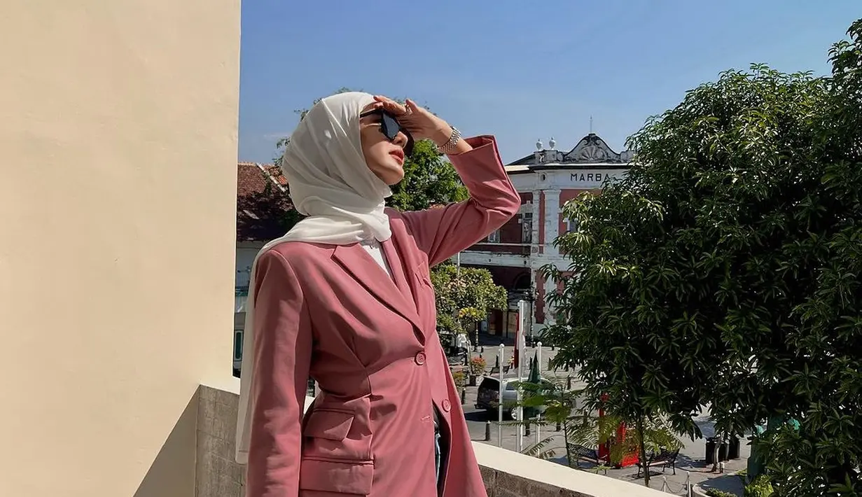 Gaya smart casual yang fun dan playful ala Paula. Ia memadukan blazer pinknya dengan celana jeans dan pashmina putih. [@paula_verhoeven].