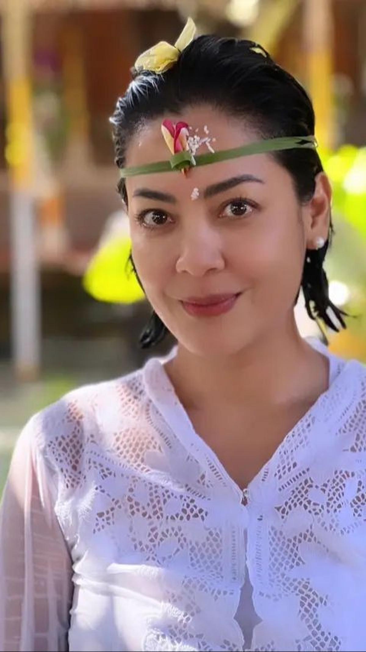 Begini potret Lulu Tobing usai mengikuti seluruh rangkaian upacara mecaru.
