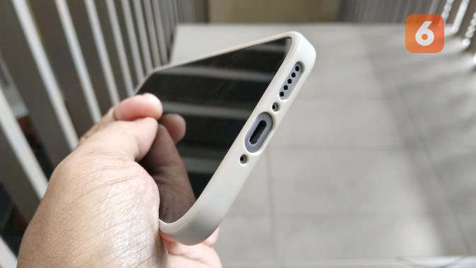 Tampilan bodi bagian bawah Vivo X300 Pro (Liputan6.com/Arief Ferdian Maulana)