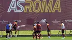 Para pemain Roma berlatih di pusat latihan Trigoria, Roma, Kamis, 25 Mei 2023. (AP Photo/Andrew Medichini)