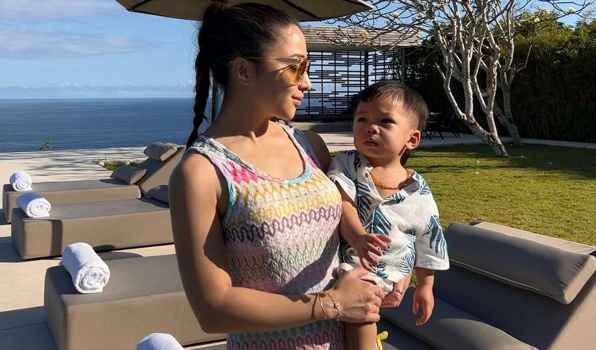 Nikita Willy tampak santai menggendong Baby Izz. Momen ini sekaligus merayakan bertambah usia, Nikita Willy.