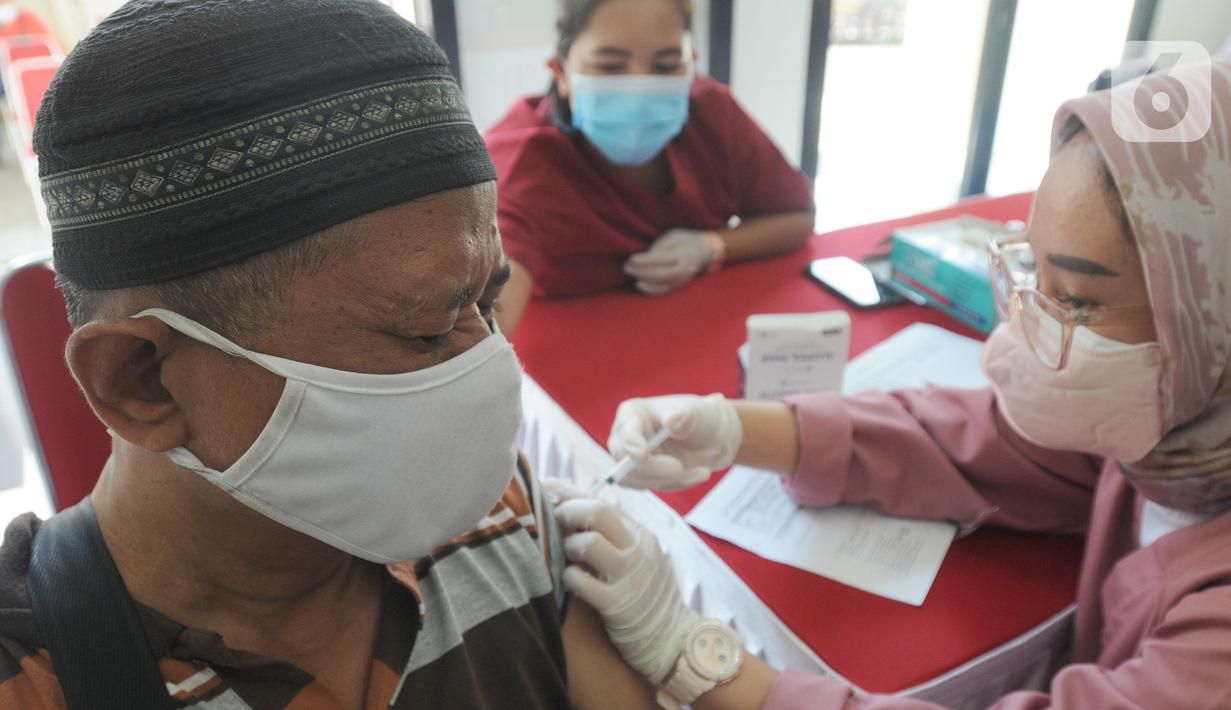 Paramedis memberikan vaksin booster saat pelaksanaan vaksinasi serentak Pemkot Depok di Kantor Kecamatan Cinere, Depok, Senin (18/4/20222). Gebyar vaksinasi booster secara massal ini bertujuan memberikan kemudahan bagi warga sebelum melakukan perjalanan mudik lebaran 2022. (merdeka.com/Arie Basuki)