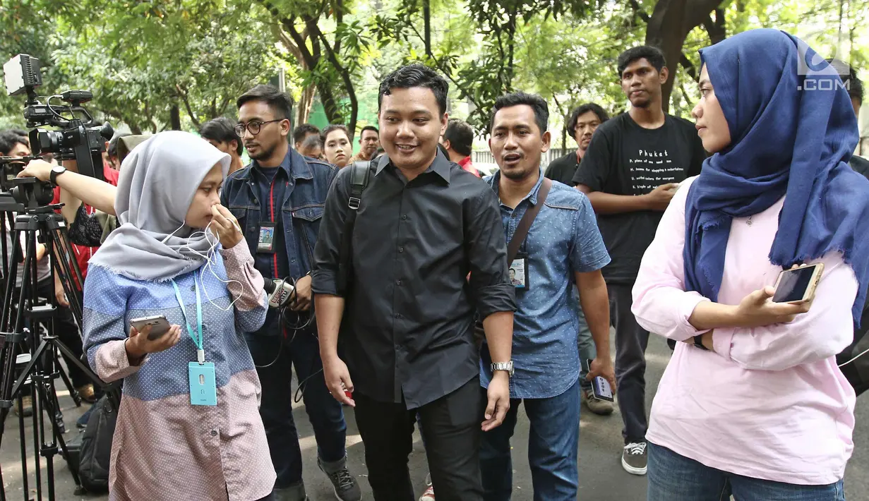 Anak Wali Kota Surabaya Tri Rismaharini, Fuad Bernardi tiba di kediaman Megawati di kawasan Menteng, Jakarta, Sabtu (14/10). PDI Perjuangan melakukan pertemuan tertutup membahas Pilkada Jawa Timur 2018. (Liputan6.com/Herman Zakharia)