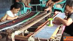 Citizen6, Lampung: Dua remaja putri sedang menganyam benang untuk membuat kain tapis. (Pengirim: Lampung) 