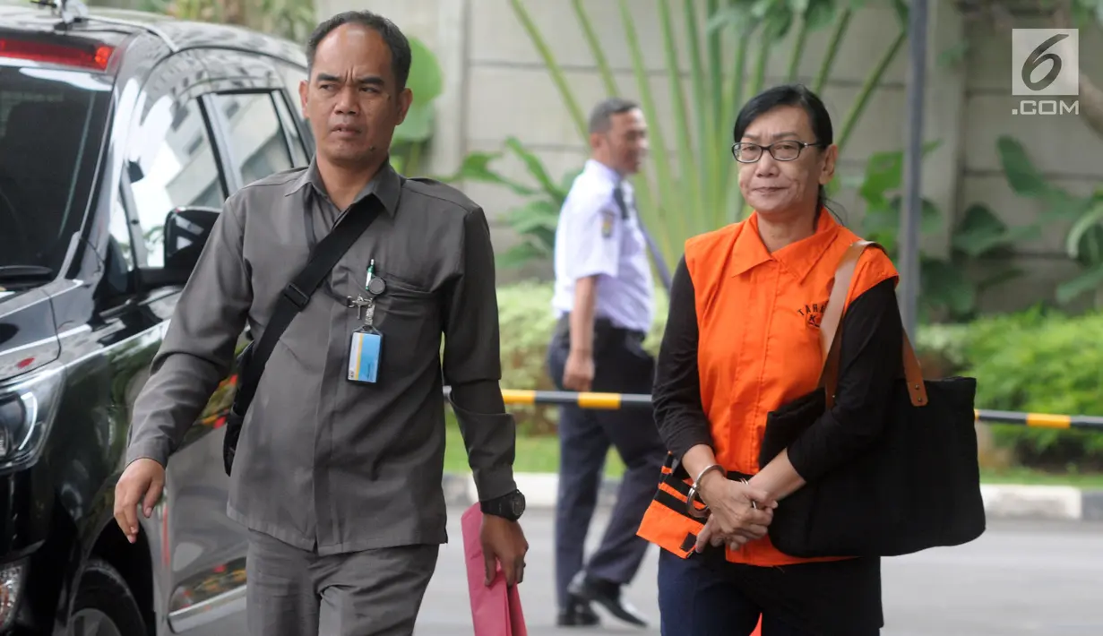 Direktur PT Tashida Sejahtera Perkasa, Irene Irma berjalan dikawal petugas akan menjalani pemeriksaan lanjutan oleh penyidik terkait kasus suap proyek pembangunan SPAM PUPR  di gedung KPK, Jakarta, Senin (18/2). (Merdeka.com/Dwi Narwoko)